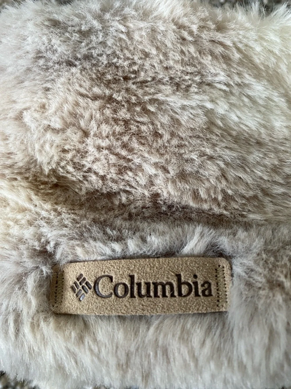 Like new! Columbia Plush Faux Fur Headband in Beige
